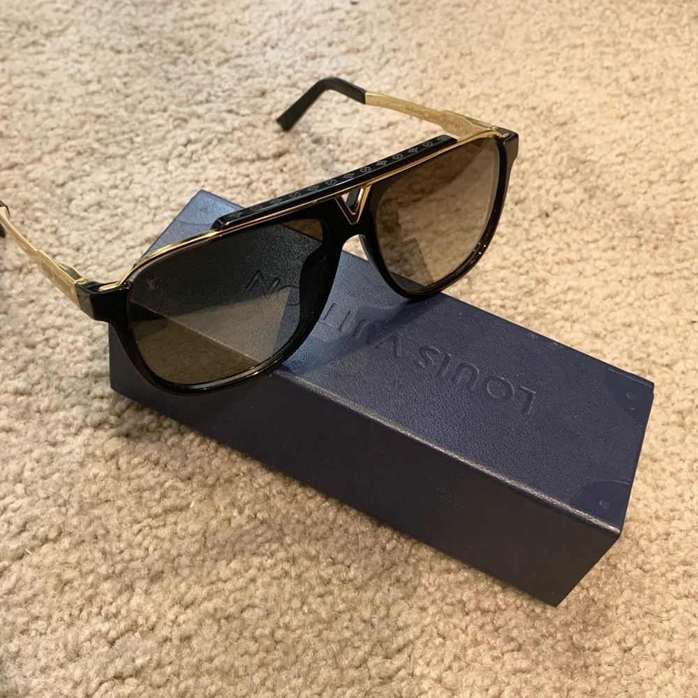 Sold—Louis Vuitton logo sunglasses - Picture 2 of 13